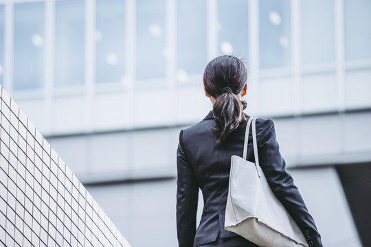 離職リスクを分析する様子のイラスト